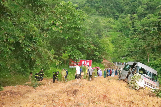 Vụ sạt lở đất vùi lấp xe khách ở Hà Giang: Đã tìm thấy 7 thi thể nạn nhân và 4 người bị thương - Ảnh 2.