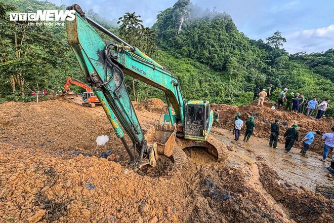 Sạt lở ở H&agrave; Giang: Người phụ nữ tho&aacute;t chết do say xe, xin xuống giữa đường - Ảnh 3.