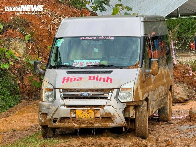 Sạt lở ở H&agrave; Giang: Người phụ nữ tho&aacute;t chết do say xe, xin xuống giữa đường - Ảnh 2.