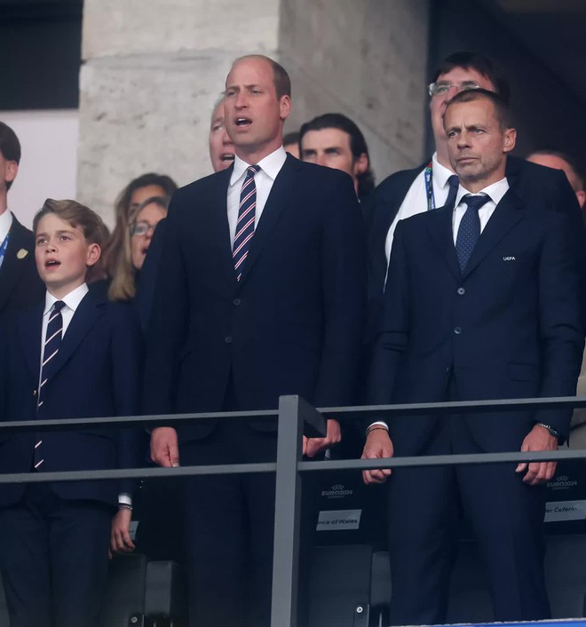 Couldn't be cuter: Britain's little prince and Prince William take the spotlight in the Euro 2024 final stands - Photo 1.