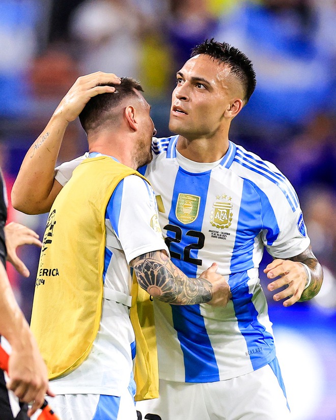 The moment Lionel Messi smiled in victory, Argentina players hugged each other emotionally when winning Copa America 2024 - Photo 2.