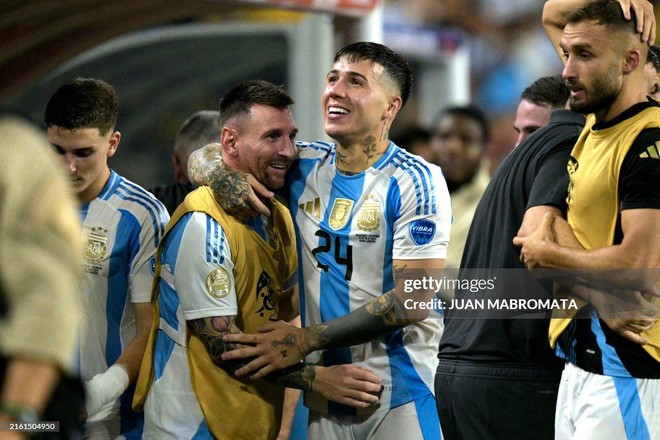 The moment Lionel Messi smiled in victory, Argentina players hugged each other emotionally when winning Copa America 2024 - Photo 5.