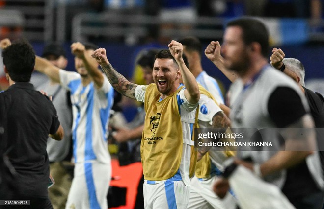 Khoảnh khắc Lionel Messi nở nụ cười chiến thắng, cầu thủ Argentina ôm nhau xúc động khi vô địch Copa America 2024 - Ảnh 4.