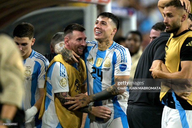 Video: Messi tập tễnh lê chân đau, cố gắng động viên cầu thủ Argentina ngay trước thời khắc vô địch Copa America - Ảnh 8.