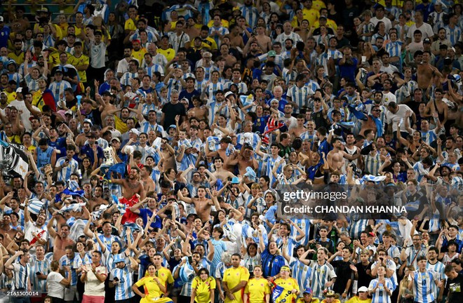 The moment Lionel Messi smiled in victory, Argentina players hugged each other emotionally when winning Copa America 2024 - Photo 11.