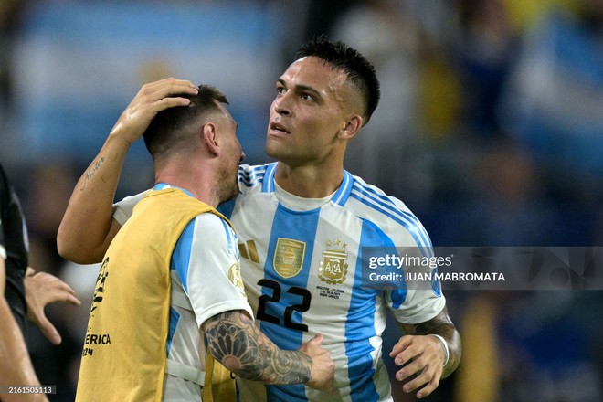 Video: Messi tập tễnh lê chân đau, cố gắng động viên cầu thủ Argentina ngay trước thời khắc vô địch Copa America - Ảnh 7.