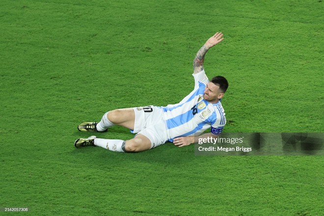 Nóng: Xót xa khoảnh khắc Messi khóc nức nở rời sân vì chấn thương ở chung kết Copa America - Ảnh 7.