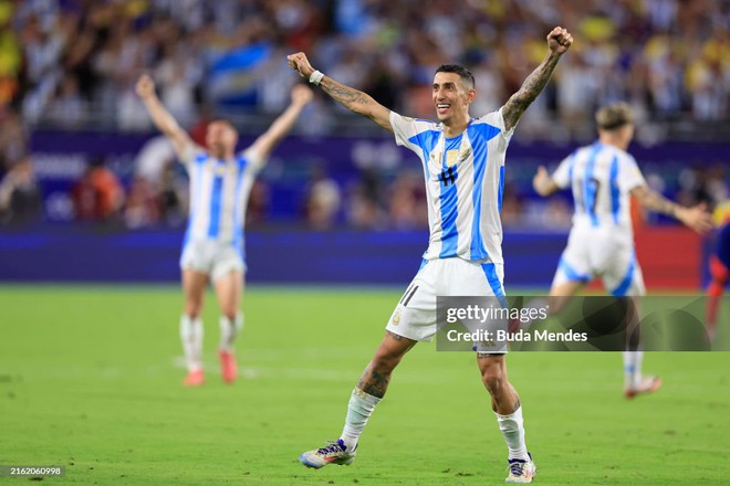 Khoảnh khắc Lionel Messi nở nụ cười chiến thắng, cầu thủ Argentina ôm nhau xúc động khi vô địch Copa America 2024 - Ảnh 6.