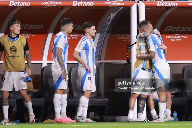 El vídeo de Messi buscando frenéticamente a Di María para levantar juntos el trofeo, una hermosa acción digna del título de líder, ¡atrajo más de 4 millones de visitas! - Foto 4.