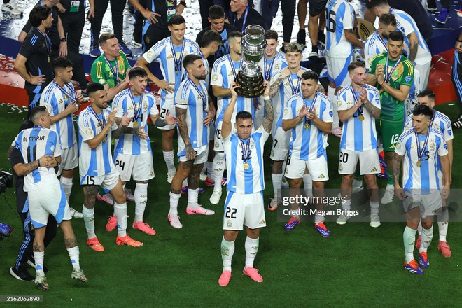 Không có trên tivi: Chùm ảnh Messi và ĐT Argentina ăn mừng cực cháy, nâng cao cúp vô địch Copa America lịch sử - Ảnh 8.