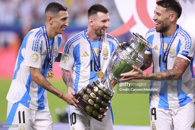 El vídeo de Messi buscando frenéticamente a Di María para levantar juntos el trofeo, una hermosa acción digna del título de líder, ¡atrajo más de 4 millones de visitas! - Foto 2.