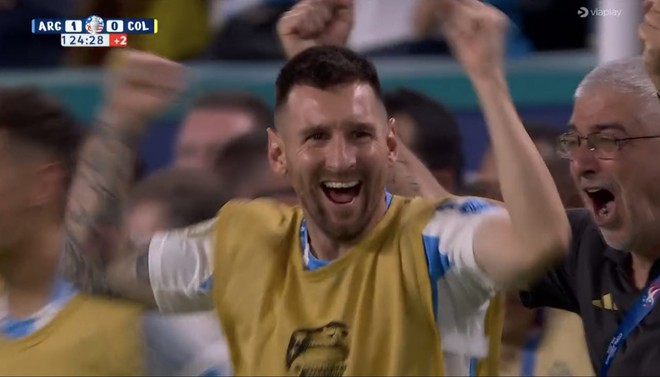 Video: Messi tập tễnh lê chân đau, cố gắng động viên cầu thủ Argentina ngay trước thời khắc vô địch Copa America - Ảnh 9.