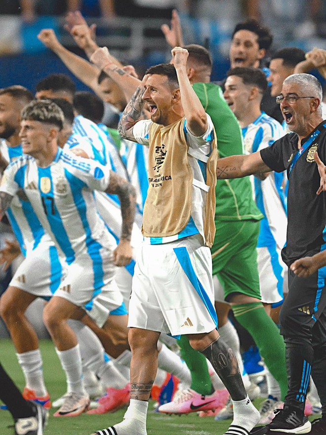 Video: Messi tập tễnh lê chân đau, cố gắng động viên cầu thủ Argentina ngay trước thời khắc vô địch Copa America - Ảnh 6.