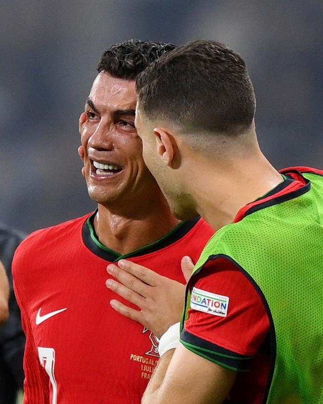 Ronaldo và Messi đều đã khóc: Giọt nước mắt ở sườn dốc sự nghiệp của những huyền thoại - Ảnh 5.