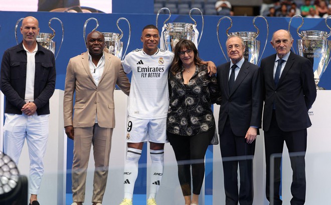 Siêu tiền đạo Mbappe ra mắt Real trước mắt 8 vạn người hâm mộ, Ronaldo ngày xưa cũng chỉ được đến như thế! - Ảnh 10.