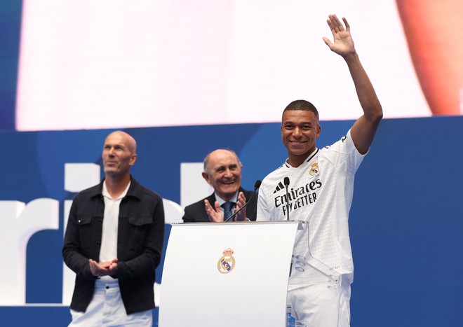 Siêu tiền đạo Mbappe ra mắt Real trước mắt 8 vạn người hâm mộ, Ronaldo ngày xưa cũng chỉ được đến như thế! - Ảnh 8.