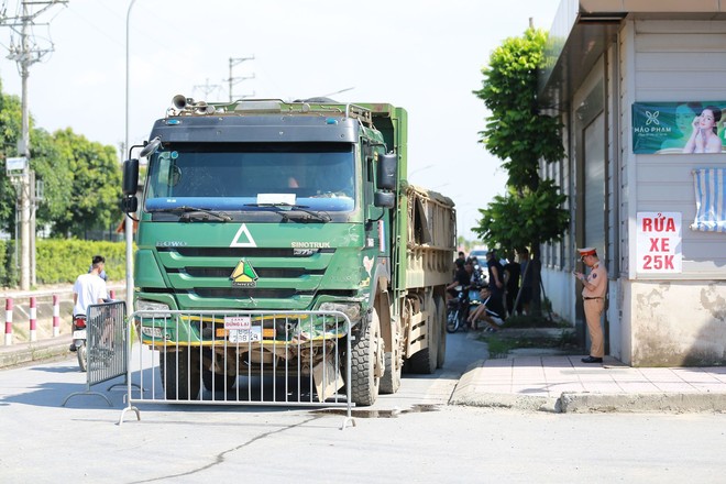 Vụ tai nạn ở Hà Nội khiến 4 người trên xe máy tử vong: Xe tải mang BKS đuôi 49 lại dán tem đăng kiểm đuôi 53 - Ảnh 1.