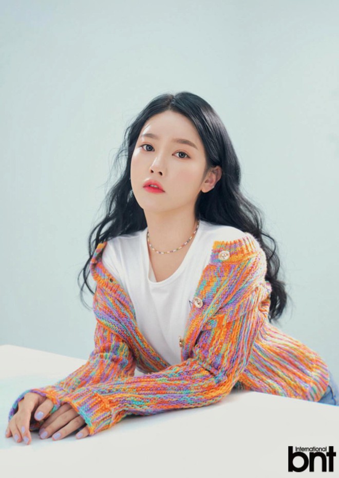 soyeon-for-bnt-international-march-2021-pictorial-documents-6-1721263144799359265378.jpeg