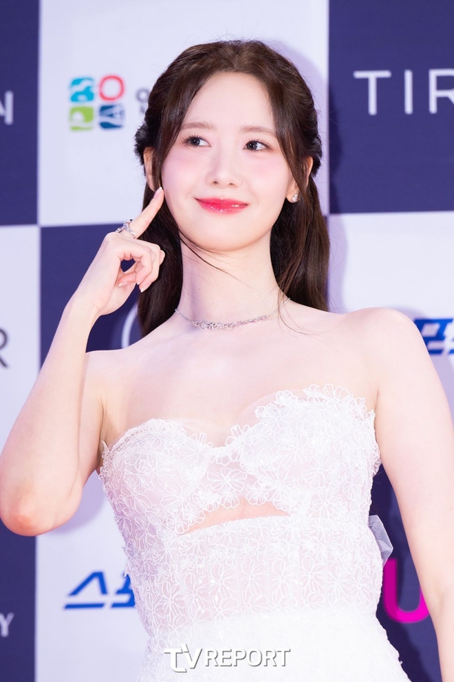 Yoona zeigt ihr „sweet as honey“-Visual in einem weißen Brautkleid und übernimmt die Rolle der MC bei Blue Dragon 2024 – Foto 5.