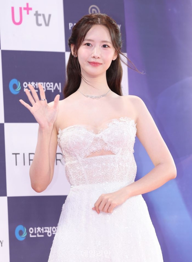 Yoona zeigt ihr „sweet as honey“-Visual in einem weißen Brautkleid und übernimmt die Rolle der MC bei Blue Dragon 2024 – Foto 7.