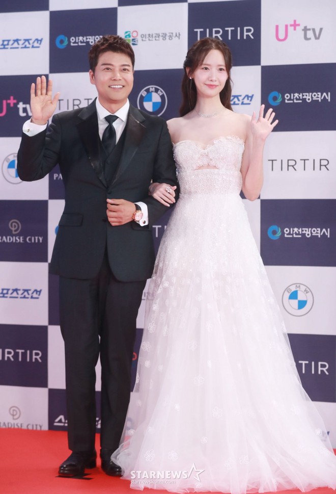 Yoona zeigt ihr „sweet as honey“-Visual in einem weißen Brautkleid und übernimmt die Rolle der MC bei Blue Dragon 2024 – Foto 10.