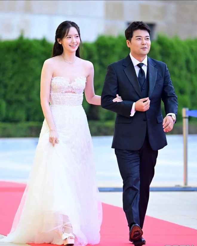 Yoona zeigt ihr „sweet as honey“-Visual in einem weißen Brautkleid und übernimmt die Rolle der MC bei Blue Dragon 2024 – Foto 9.