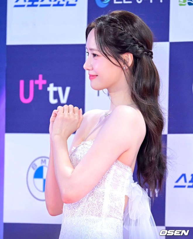 Yoona zeigt ihr „sweet as honey“-Visual in einem weißen Brautkleid und übernimmt die Rolle der MC bei Blue Dragon 2024 – Foto 6.