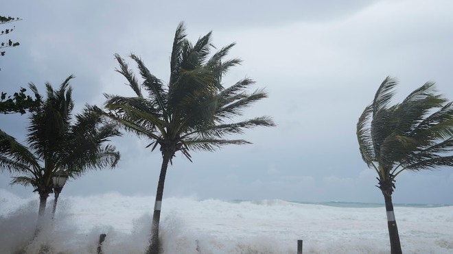 Siêu bão lịch sử “cực kỳ nguy hiểm” đổ bộ: San phẳng cả hòn đảo trong nửa giờ, gây mất điện toàn quốc, chính phủ nhiều nước ban bố cảnh báo khẩn cấp - Ảnh 5.