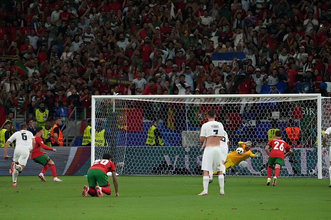 Bản lĩnh đỉnh cao của Ronaldo là đây: Vừa khóc nấc vì hóa báo thủ, vẫn vượt sức ép ngàn cân để giúp Bồ Đào Nha vào tứ kết - Ảnh 2.
