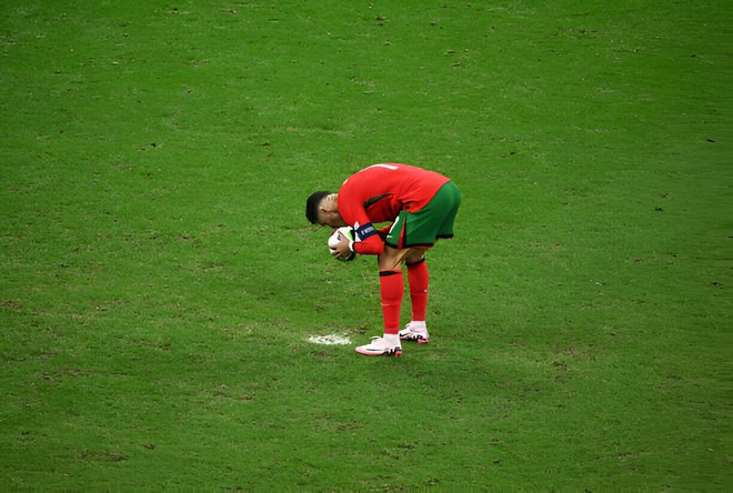 Bản lĩnh đỉnh cao của Ronaldo là đây: Vừa khóc nấc vì hóa báo thủ, vẫn vượt sức ép ngàn cân để giúp Bồ Đào Nha vào tứ kết - Ảnh 5.