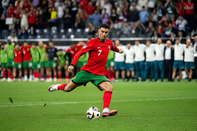 Bản lĩnh đỉnh cao của Ronaldo là đây: Vừa khóc nấc vì hóa báo thủ, vẫn vượt sức ép ngàn cân để giúp Bồ Đào Nha vào tứ kết - Ảnh 6.