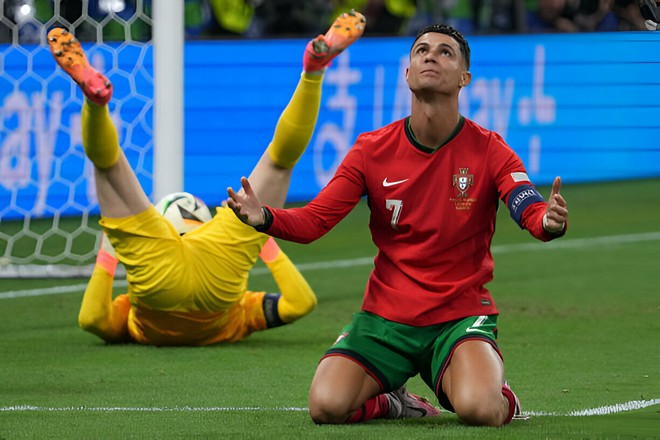 Bản lĩnh đỉnh cao của Ronaldo là đây: Vừa khóc nấc vì hóa báo thủ, vẫn vượt sức ép ngàn cân để giúp Bồ Đào Nha vào tứ kết - Ảnh 4.