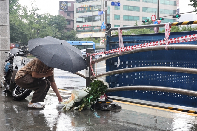 Ám ảnh tang thương từ vụ xe điên gây náo loạn đường phố ở trung tâm Seoul: Người dân đặt hoa tưởng niệm, hoàn cảnh các nạn nhân được tiết lộ - Ảnh 1.