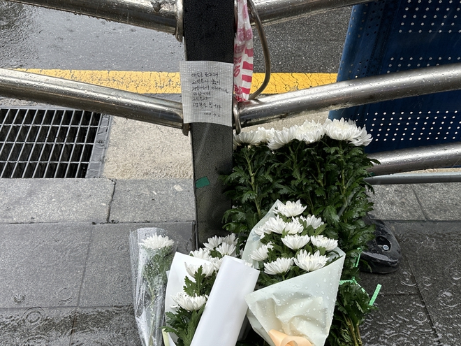 Ám ảnh tang thương từ vụ xe điên gây náo loạn đường phố ở trung tâm Seoul: Người dân đặt hoa tưởng niệm, hoàn cảnh các nạn nhân được tiết lộ - Ảnh 4.