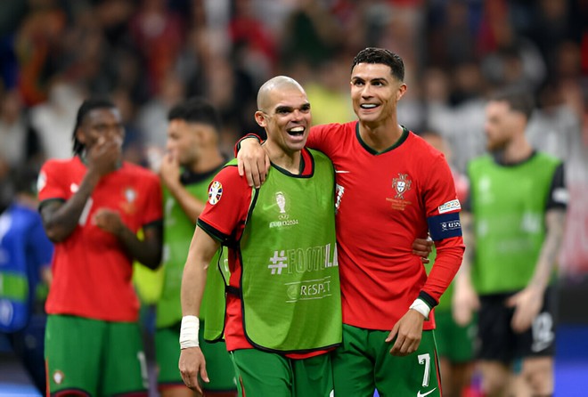 Bản lĩnh đỉnh cao của Ronaldo là đây: Vừa khóc nấc vì hóa báo thủ, vẫn vượt sức ép ngàn cân để giúp Bồ Đào Nha vào tứ kết - Ảnh 9.