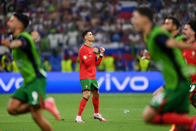 Bản lĩnh đỉnh cao của Ronaldo là đây: Vừa khóc nấc vì hóa báo thủ, vẫn vượt sức ép ngàn cân để giúp Bồ Đào Nha vào tứ kết - Ảnh 8.