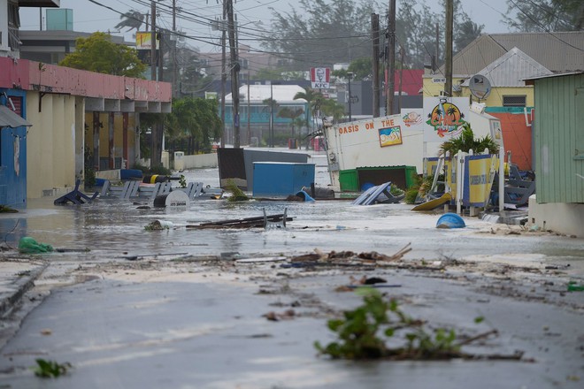 Siêu bão lịch sử “cực kỳ nguy hiểm” đổ bộ: San phẳng cả hòn đảo trong nửa giờ, gây mất điện toàn quốc, chính phủ nhiều nước ban bố cảnh báo khẩn cấp - Ảnh 4.
