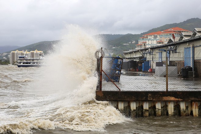 Siêu bão lịch sử “cực kỳ nguy hiểm” đổ bộ: San phẳng cả hòn đảo trong nửa giờ, gây mất điện toàn quốc, chính phủ nhiều nước ban bố cảnh báo khẩn cấp - Ảnh 2.
