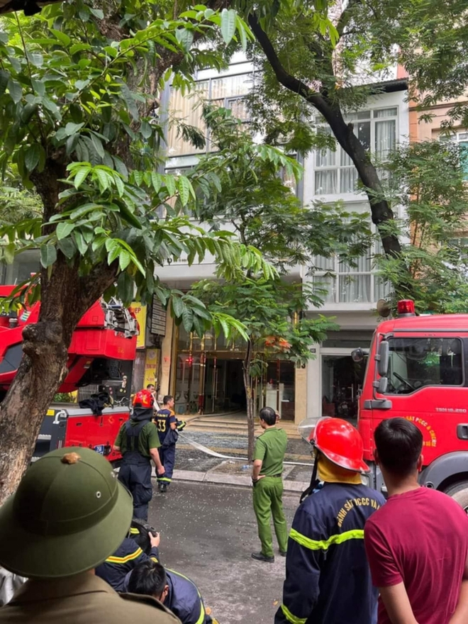 Hà Nội: Cháy tòa nhà 8 tầng ở quận Cầu Giấy, cảnh sát phá tường kính cứu người bên trong - Ảnh 2.