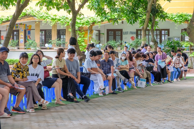 Xem xong loạt ảnh này mới thấm tính khốc liệt của kỳ thi vào 10 tại Hà Nội: Khi những cuộc chiến nối tiếp nhau! - Ảnh 1.