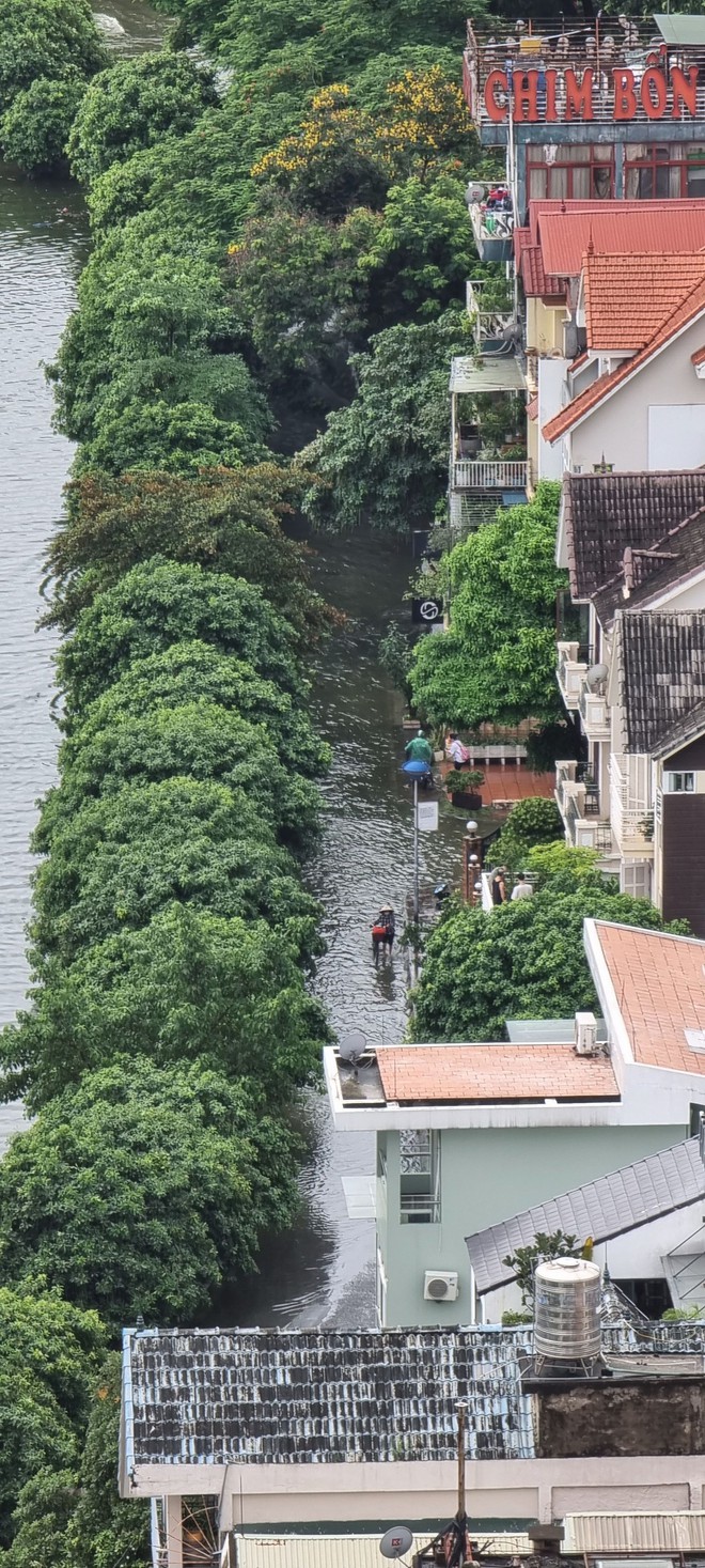 Hà Nội: Đường Văn Quán ngập nước mênh mông, người bì bõm lội, người phải đi đường vòng thêm nhiều km- Ảnh 4.