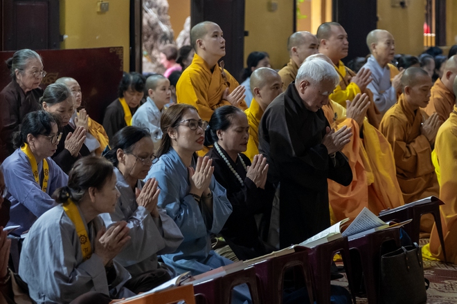 Người dân Hà Nội lên chùa thắp hương, tưởng nhớ Tổng Bí thư Nguyễn Phú Trọng trước ngày Quốc tang- Ảnh 5.