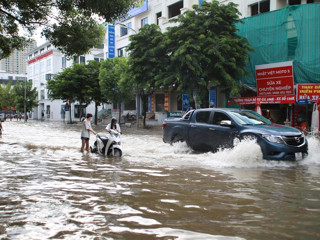 Hà Nội: Kiếm tiền triệu nhờ dịch vụ đặc biệt trong mùa nước lụt- Ảnh 7.