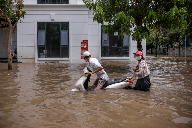 Toàn cảnh Hà Nội ngập kinh hoàng sau trận mưa lớn: Nhiều tuyến phố thành sông, người dân mang thuyền phao ra chèo, xe chết máy la liệt- Ảnh 6.