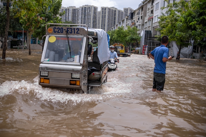 Toàn cảnh Hà Nội ngập kinh hoàng sau trận mưa lớn: Nhiều tuyến phố thành sông, người dân mang thuyền phao ra chèo, xe chết máy la liệt- Ảnh 16.