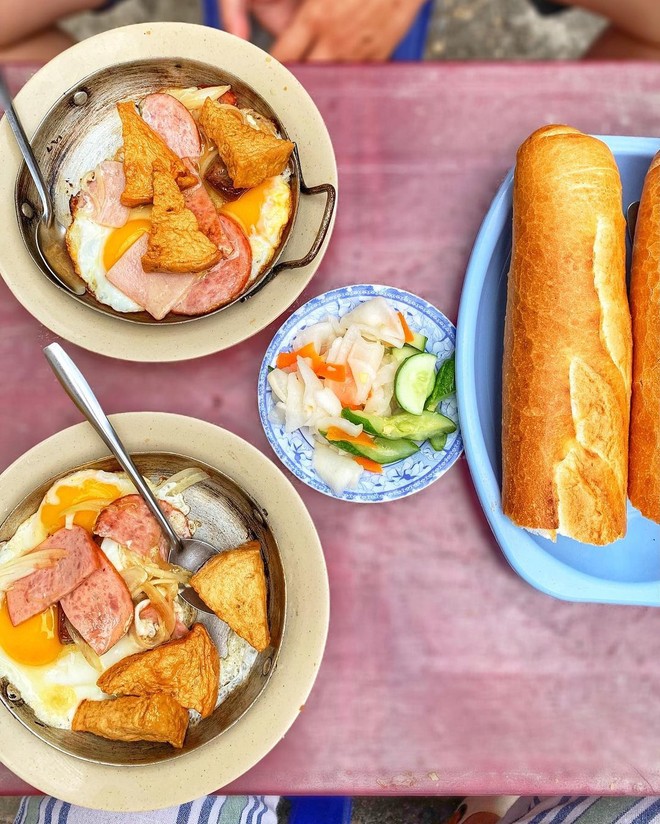 Hàng bánh mì chảo bị đồn "chảnh" nhất TP.HCM, hơn nửa thế kỷ vẫn giữ nguyên công thức "khô khốc" lạ kỳ- Ảnh 6.