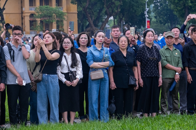 Người trẻ xếp hàng dài vào viếng Tổng Bí thư Nguyễn Phú Trọng: "Thương bác vô cùng, mong bác yên lòng"- Ảnh 10.