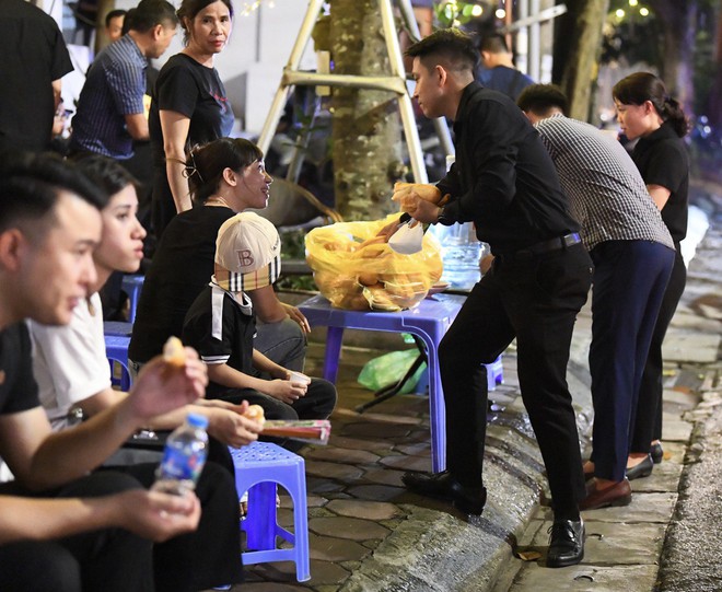 Ấm lòng: Những chai nước, ổ bánh mì của người dân Hà Nội dành tặng dòng người xếp hàng chờ viếng Tổng Bí thư Nguyễn Phú Trọng- Ảnh 5.