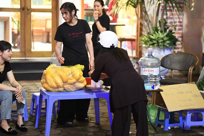 Ấm lòng: Những chai nước, ổ bánh mì của người dân Hà Nội dành tặng dòng người xếp hàng chờ viếng Tổng Bí thư Nguyễn Phú Trọng- Ảnh 17.