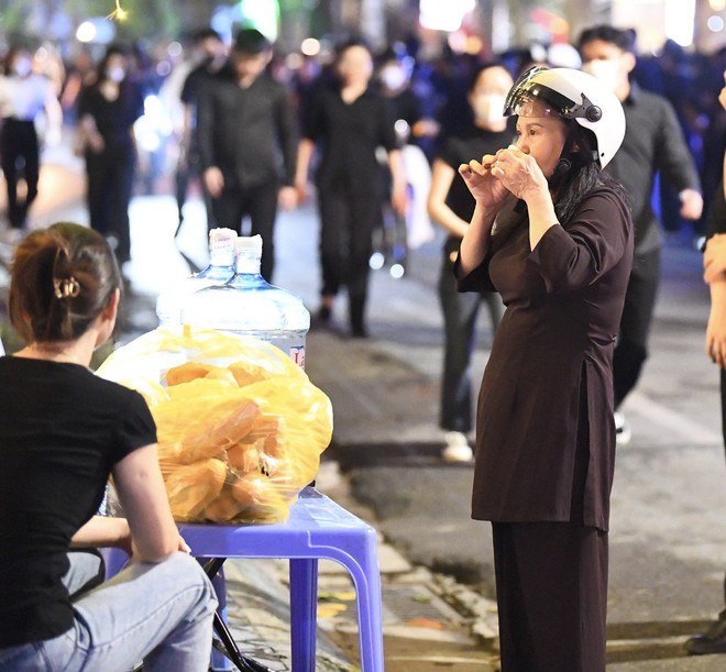 Ấm lòng: Những chai nước, ổ bánh mì của người dân Hà Nội dành tặng dòng người xếp hàng chờ viếng Tổng Bí thư Nguyễn Phú Trọng- Ảnh 18.